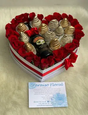 Arreglo Corazon Con Licor y Fresas