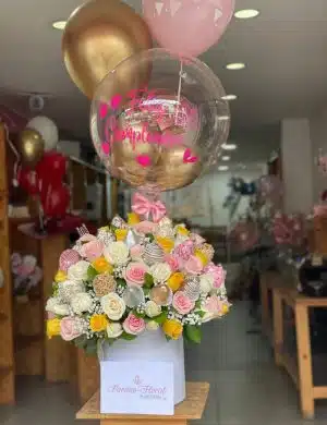 Caja con 60 rosas de colores fresas y globo