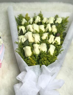 ramillete de rosas blancas