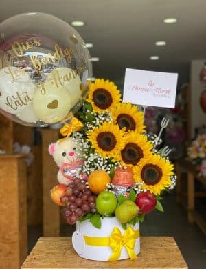 Arreglo con girasoles, frutas y globo