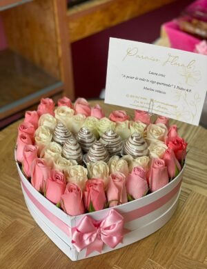 caja corazon rosas y 6 fresas