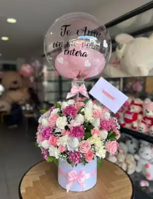 cilindro con rosas rosadas y globo