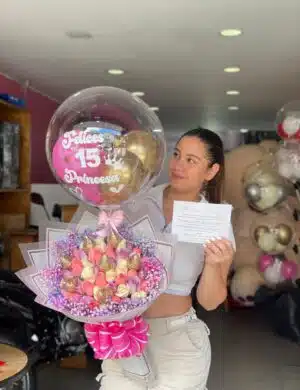 Arreglo buchon rosas, fresas y globo de quinces