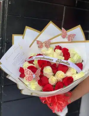 buchon con rosas blancas y rojas y cinta