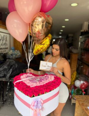 Corazon grande con rosas fucsias