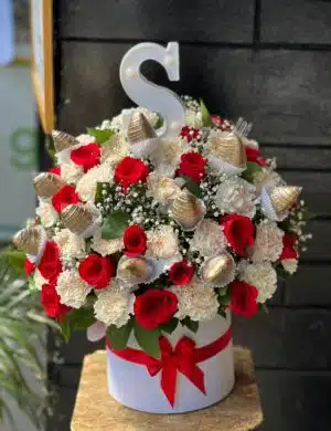 Ramo redondo rosas y fresas con letra