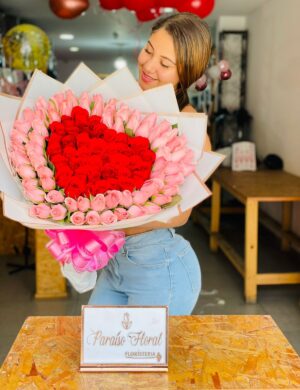 Arreglo Buchon 100 rosas en forma de corazon