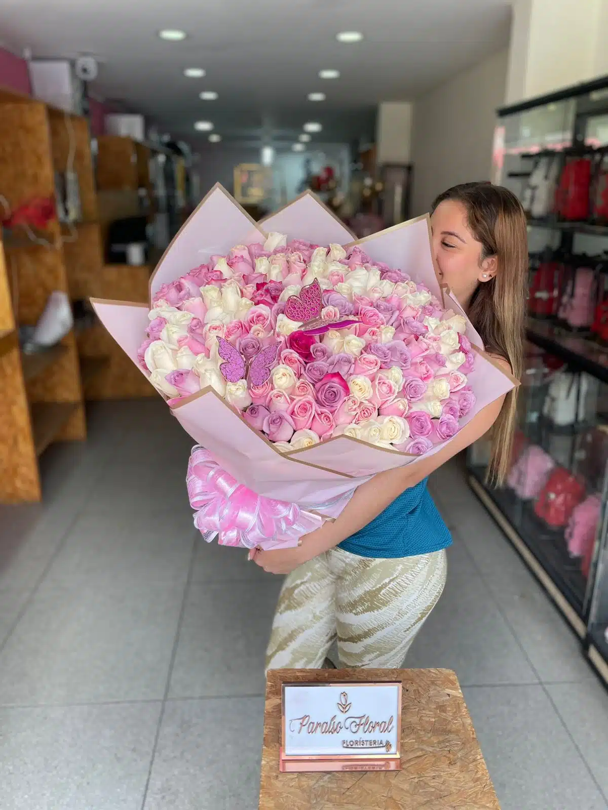 arreglo buchon 200 rosas surtidas