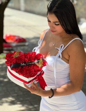 Arreglo corazon 15 rosas eternas con cinta